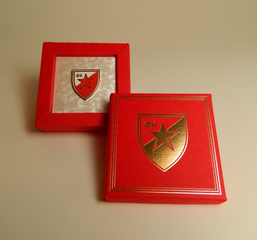 Značka FK Crvena zvezda u luksuznoj kutijici sa zlatotiskom